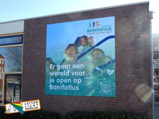 Groot bord bedrukt gevel basisschool